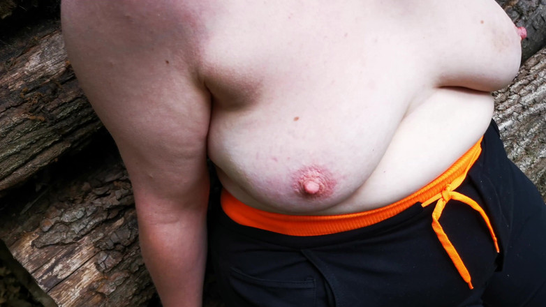 Bouncy Tits Action: Claquement de seins dans les bois