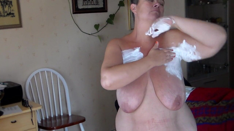 Sex hub couple: Jen se rase les aisselles