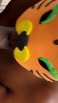 Chica de ébano gruesa recibe un facial, una preñada anal y más semen de su compañero de trabajo