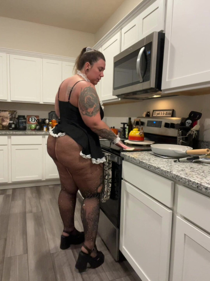 Alexisnocare: House Maid Shows off Her Fat Ass and Gets Creamy...