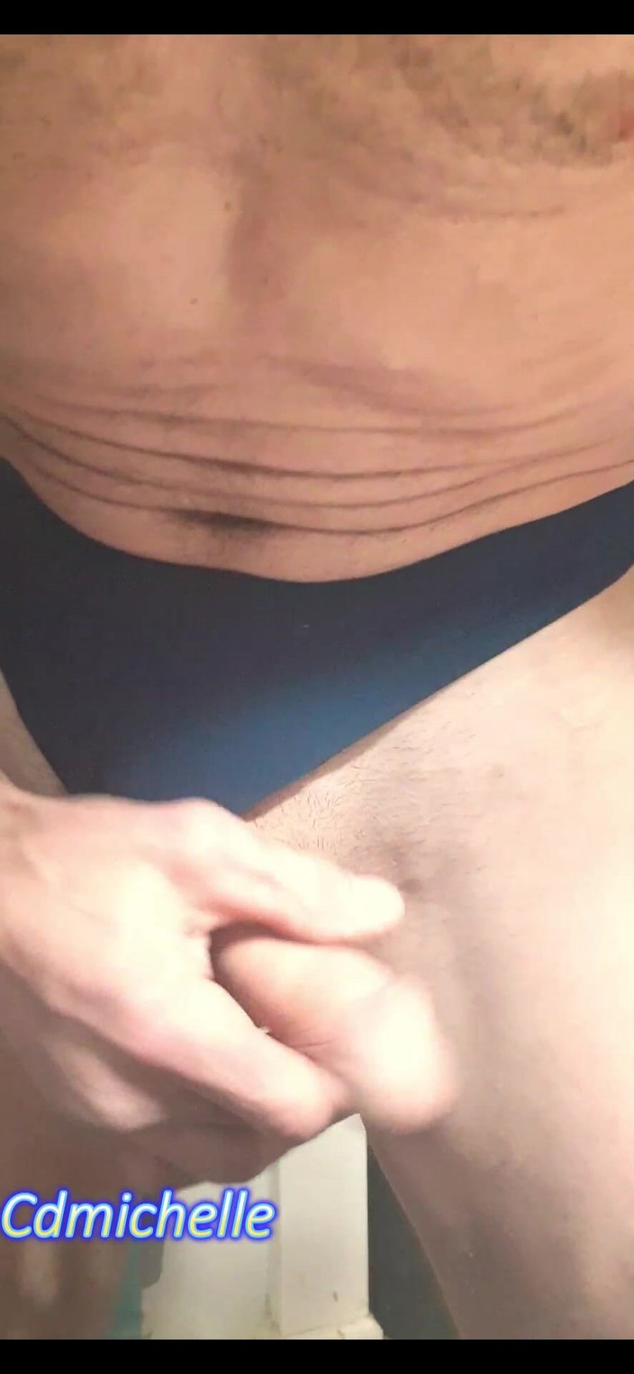 Crossdressers Cd Michelle wearing sexy lingerie: Michelle, travesti, trouve une culotte de sa belle-fille allongée sur...