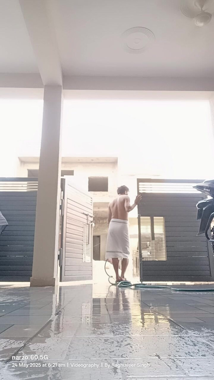 Rajasthani-old-lover: Spălându-mi curtea cu un prosop