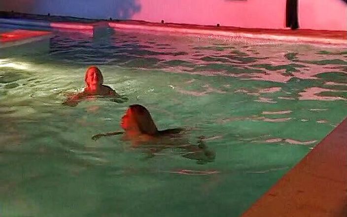 Naughty Girls: दो सेक्सी लेस्बियन लड़कियां स्विमिंग पूल में एक साथ तैर रही हैं
