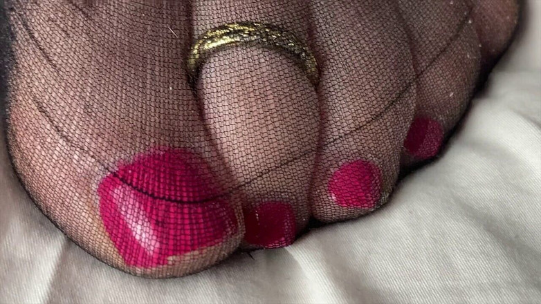 Mr MF: Paní zralá chodidla dovolí svému nohákovi masírovat prsty na nohou...