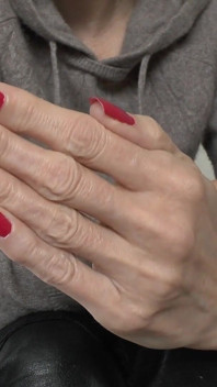Adorez mes doigts rouges et masturbez-vous ! Lady Victoria Valente