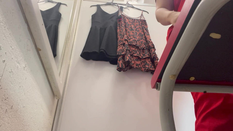 malesabenatiastar: Cameră amatoare în vestiarul mall-ului comercial