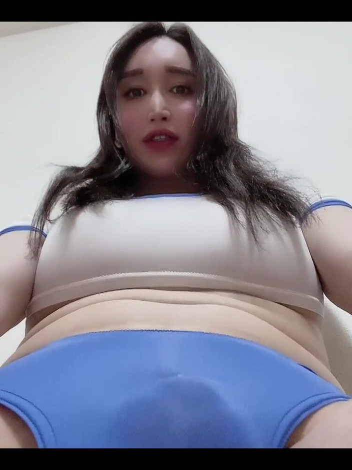 TS Shizuka: Shemale Puts Hand in Her Ass