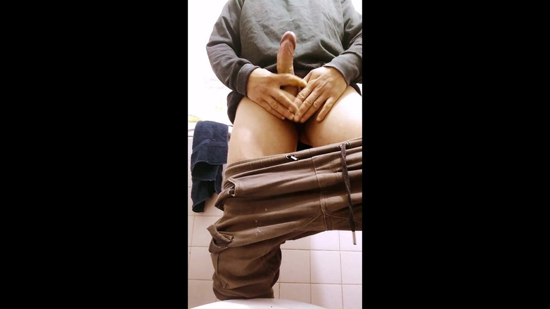 PablitaGatita: Joven con pene grande se masturba en el baño