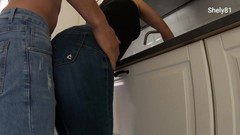 Shely81: Він приходить з роботи і знаходить мачуху, яка миє посуд на кухні, швидкий секс ззаду з великим камшотом