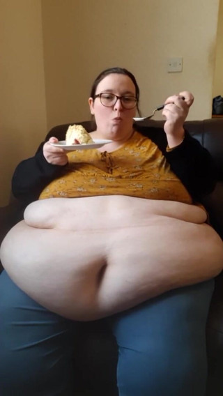 SSBBWLadyBrads: SSBBW eating cake with belly out