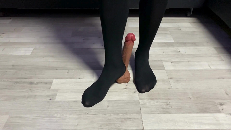 Whitekitten: ナイロンパンティストッキングのセクシーなドミナトリックスがあなたのペニスを踏みつけている