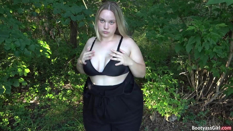 Bootyass Girl: Velmi sexy baculatá blondýnka šuká v lese