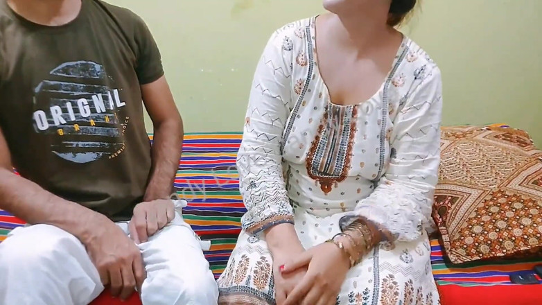 Pakistani CoupleX: Macocha zerżnięta w idealny okrągły tyłek hindi Audio