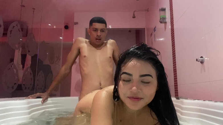 Yohamedi: Futând-o pe sora mea vitregă într-un jacuzzi