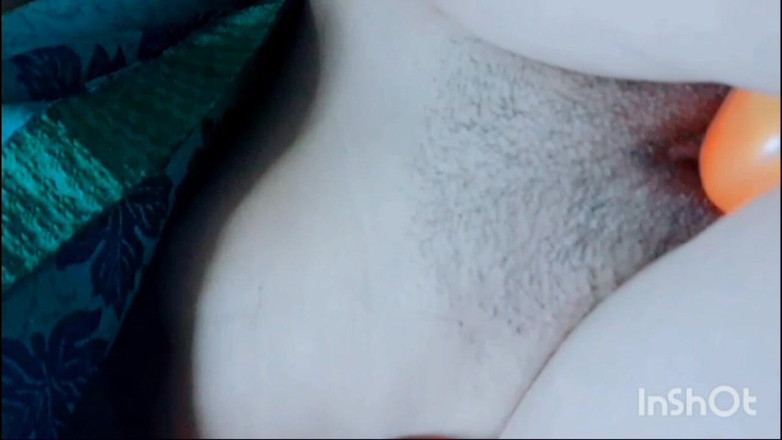 TricolorMusic3: 辣妹用番茄自慰，我通过在我的阴户里放番茄来自慰