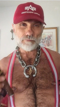 Tatăl vitreg își aprind gara