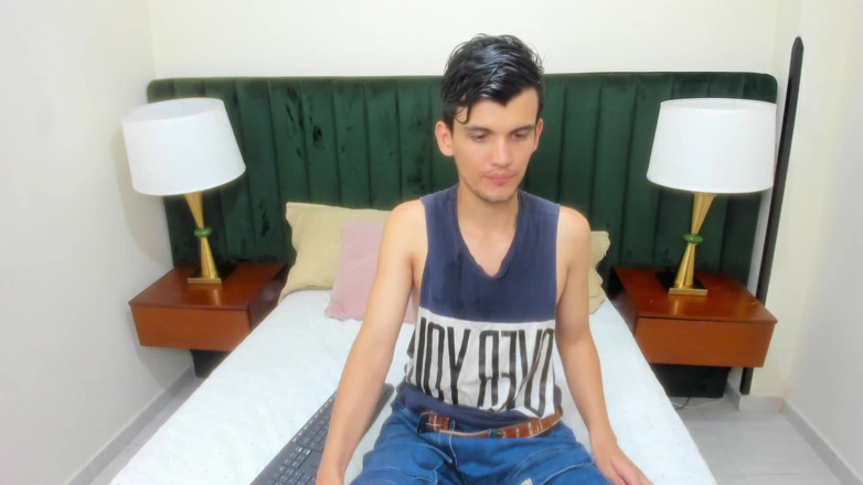 Chloe_and_mattews: カップルが部屋で裸のお尻をセックス