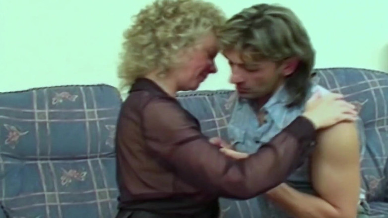 British Sex Films: Starsza dama z dużymi piersiami zerżnięta ostro i szybko
