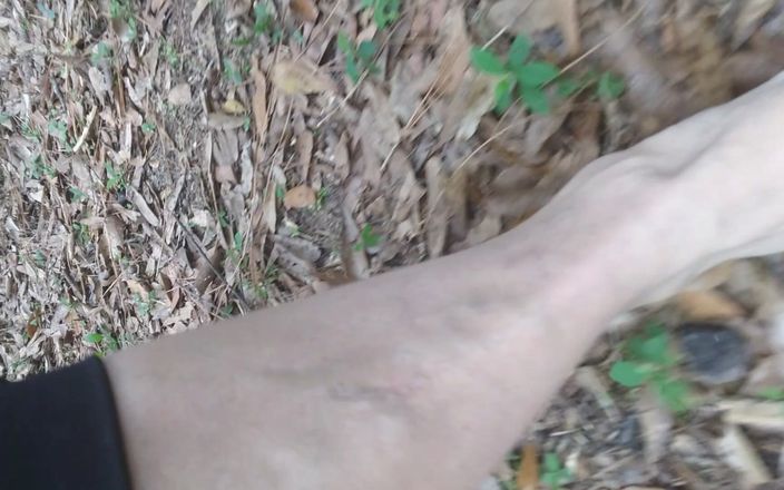 Legsistance: बस मैं और मेरे पैर यार्ड में बाहर हैं और पत्तियों पर सड़क पर फेरबदल नहीं करते हैं और चिपक जाती है पर क्रंचिन के साथ अच्छा खेल लगता है