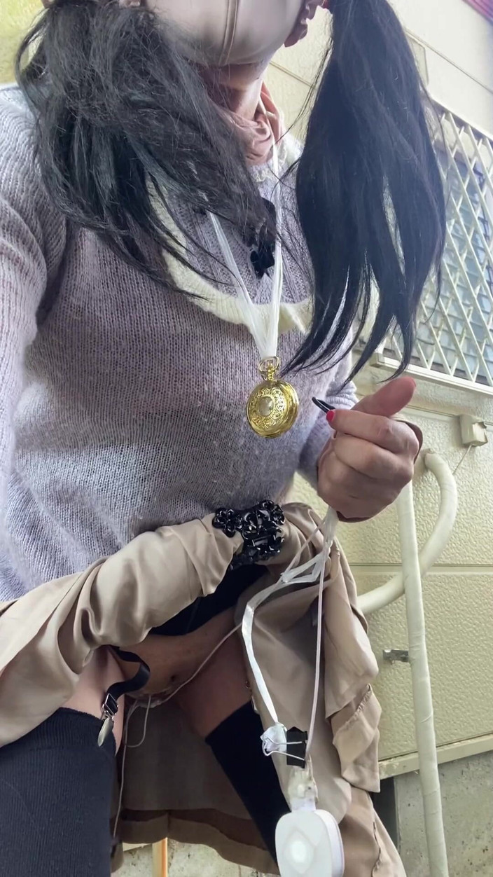 megu2002: N. 117 Nascondersi all'ombra della casa di un vicino e masturbarsi