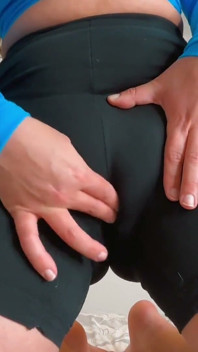 Bawię się moimi stringami i cameltoe po siłowni