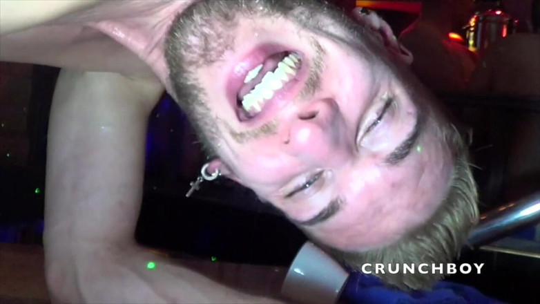 Kinky Bareback Boys: Janda dikongkek tanpa kondom oleh batang besar Leon XXL