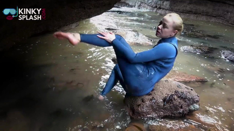 UKCuteGirl Lucy Lauren: Deniz kenarında wetsuit 31 talimatı ve lastik ovma