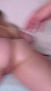 Sürtük ateşli orta yaşlı seksi kadın ilk anal dölünü alıyor