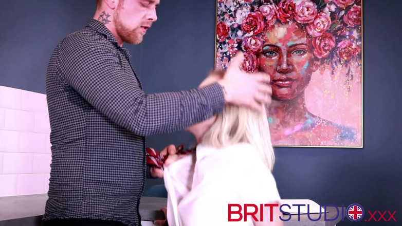 Brit Studio: Bionda di 18 anni studentessa del college succhia e ingoia