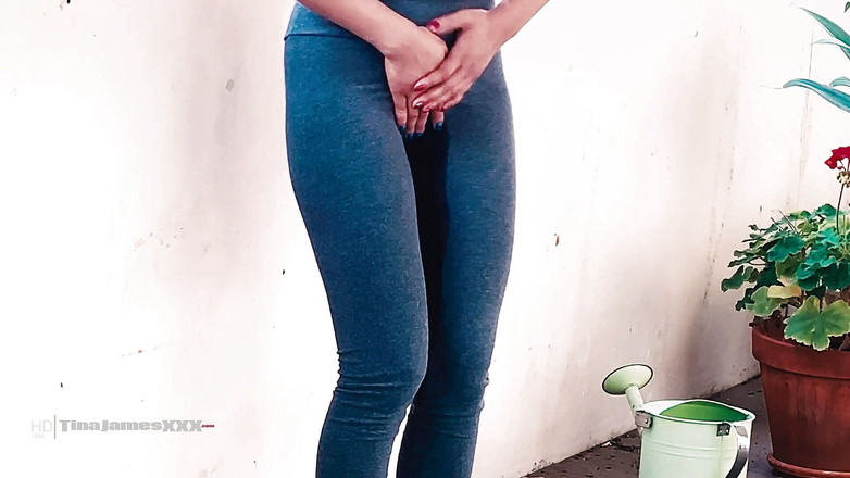 TinaJamesXXX: हताशा पेशाब 1 - बालकनी पर बंद कर दिया गया