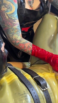 Sudut pandangan pertama sarung tangan lateks, handjob dome berganda, mengusik dengan stim elektro dengan Madame Li Ying dan Gimp Getah Kami