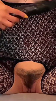 妻が夫の昇進を助ける 映画で セックスビデオが夫の上司に