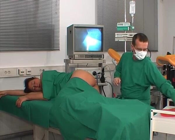 Rubber & Clinic Studio - 1ATOYS: Gynekologický fetiš - kolonoskopická anální prohlídka