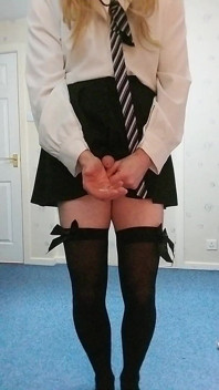 饥渴的娘娘腔婊子穿着制服高潮