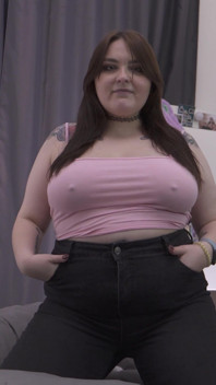 거대한 여주인이 네 처녀 입을 짜내네