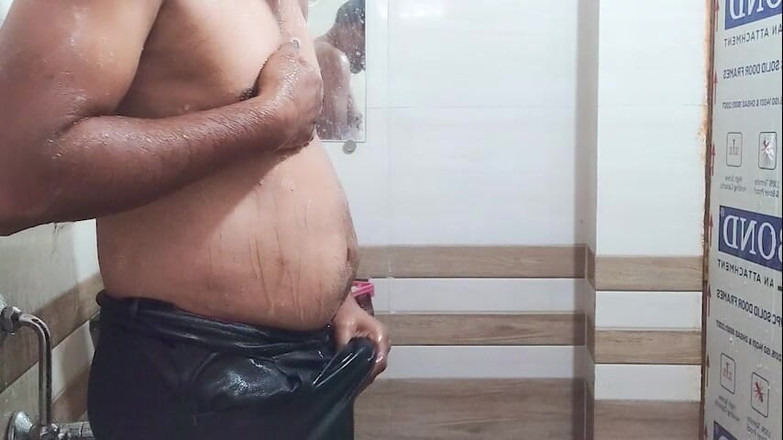 raka use: स्नान शावर और हस्तमैथुन