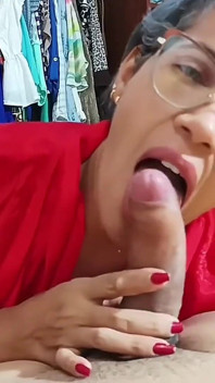 Ia bukan rancangan, tetapi saya akhirnya mengongkek adik tiri saya di atas katil, dia banyak merintih.