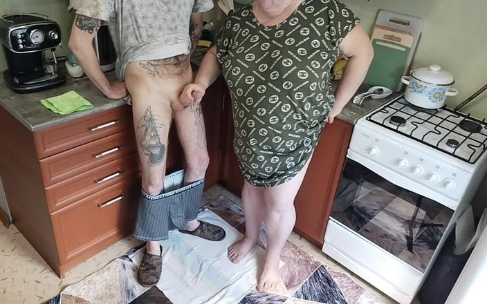 Sweet July: Una donna grassa si masturba il mio cazzo in cucina...