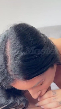 그녀는 나를 만들려고 란제리를 입고, 그녀를 털 속에서 먹으며 우유를 쏟아냈다