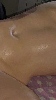 Oliemassage met de beste vriend van haar man verandert in ruige en natte seks