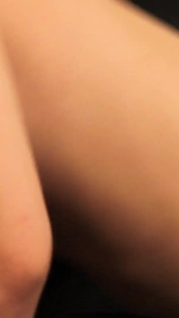 Troie lesbiche rosse e brune si piegano il culo per leccarsi la passetta