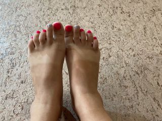 Lux Eva: Ayaklarımın ayak fetişi. Parmaklarımı yala, oh evet