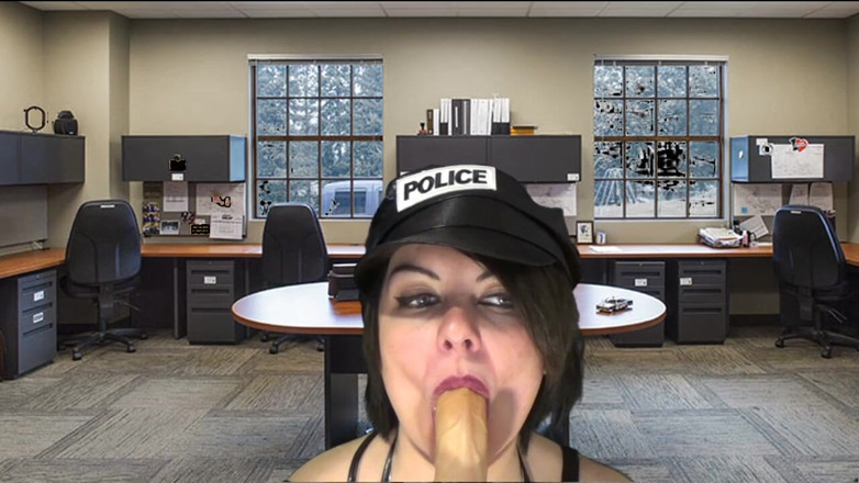 Sexy Milf: Polizistin lutscht verhafteten schwanz