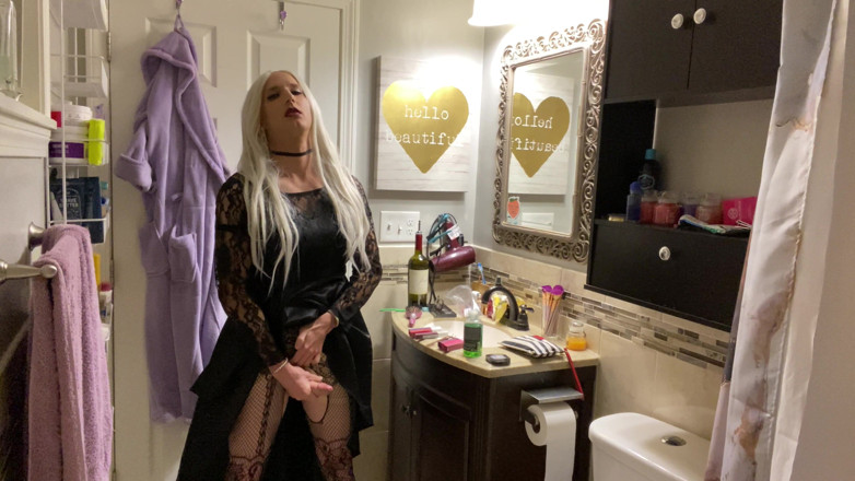 Sissy Bailey Wilde: Emo Crossdresser Puts on Buttplug and Jerks off