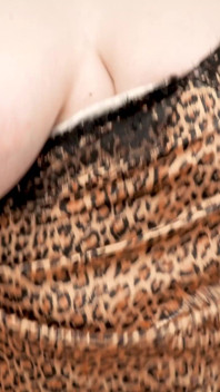 Leopar baskılı iç çamaşırı, memelerle azdırma