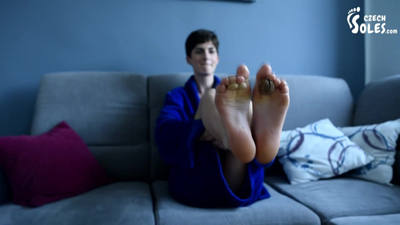 Czech Soles - foot fetish content: Zręczny palce Nikoli i ładne gołe stopy