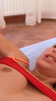 Cô bé tóc vàng được đụ sâu qua đường lỗ hậu và âm hộ từ một người đàn ông có kinh nghiệm với con cu cứng