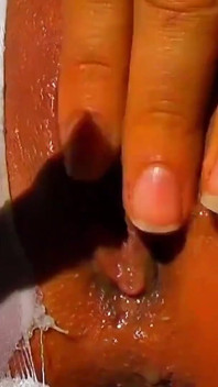 Amateur tetona jugando con piruleta dentro de su coño mojado