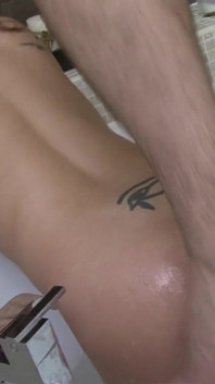 Frumusețea tatuată Madlin Moon este futută în baie de Ricky Stone
