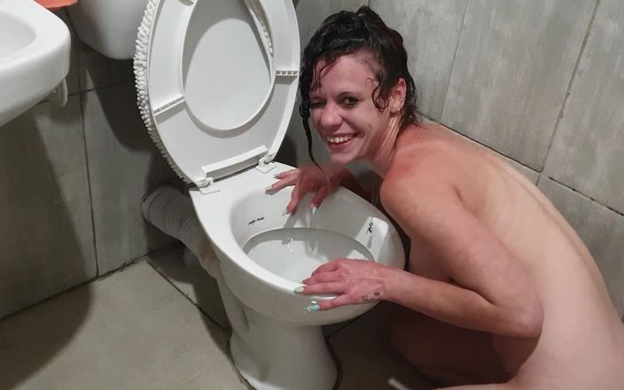petite-mia: 人間のトイレ痴女は、トイレの頭で自分の顔に小便をし、おしっこを舐めます